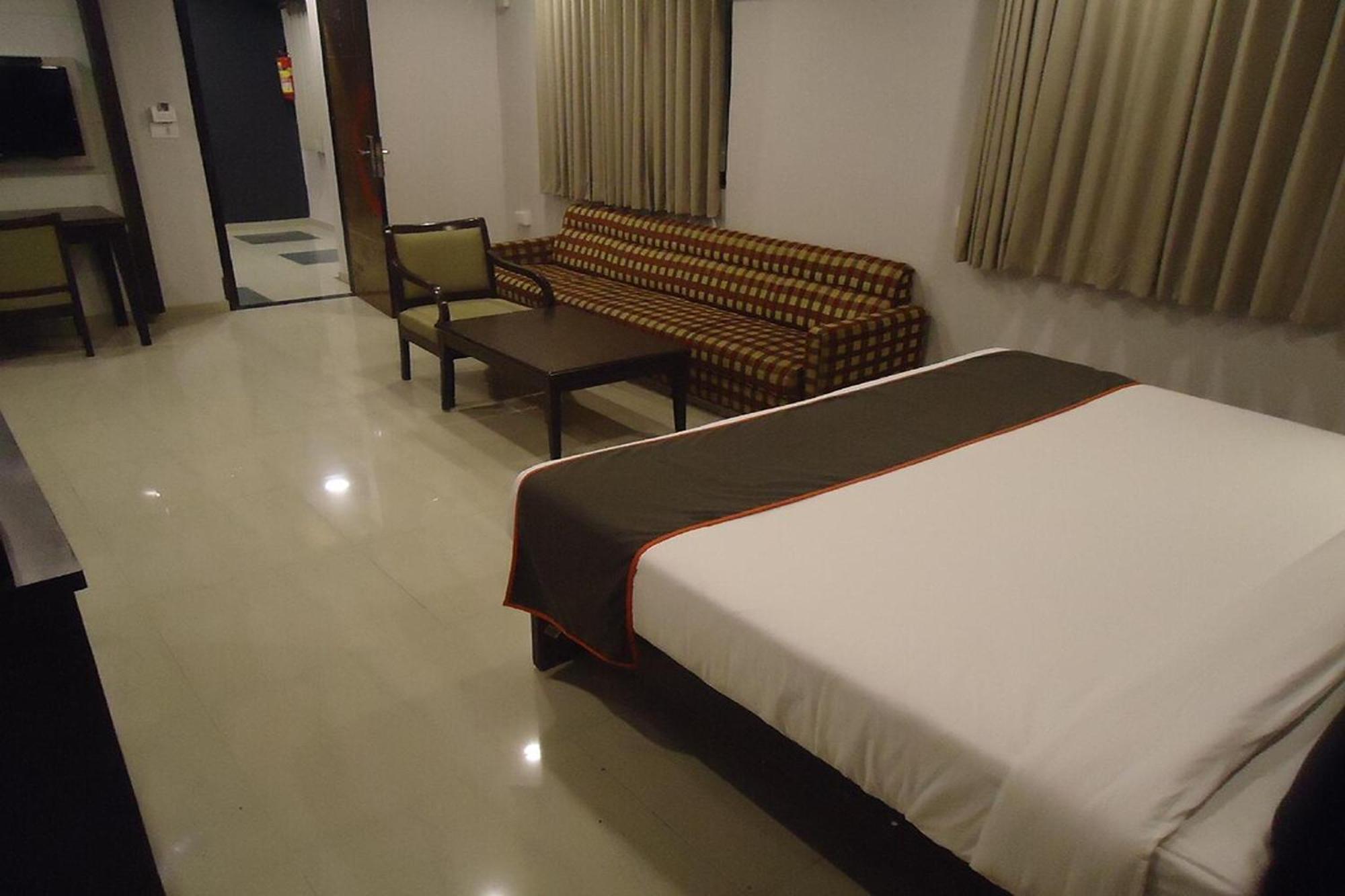 Hotel Maan Residency Satellite Road Ахмедабад Екстериор снимка