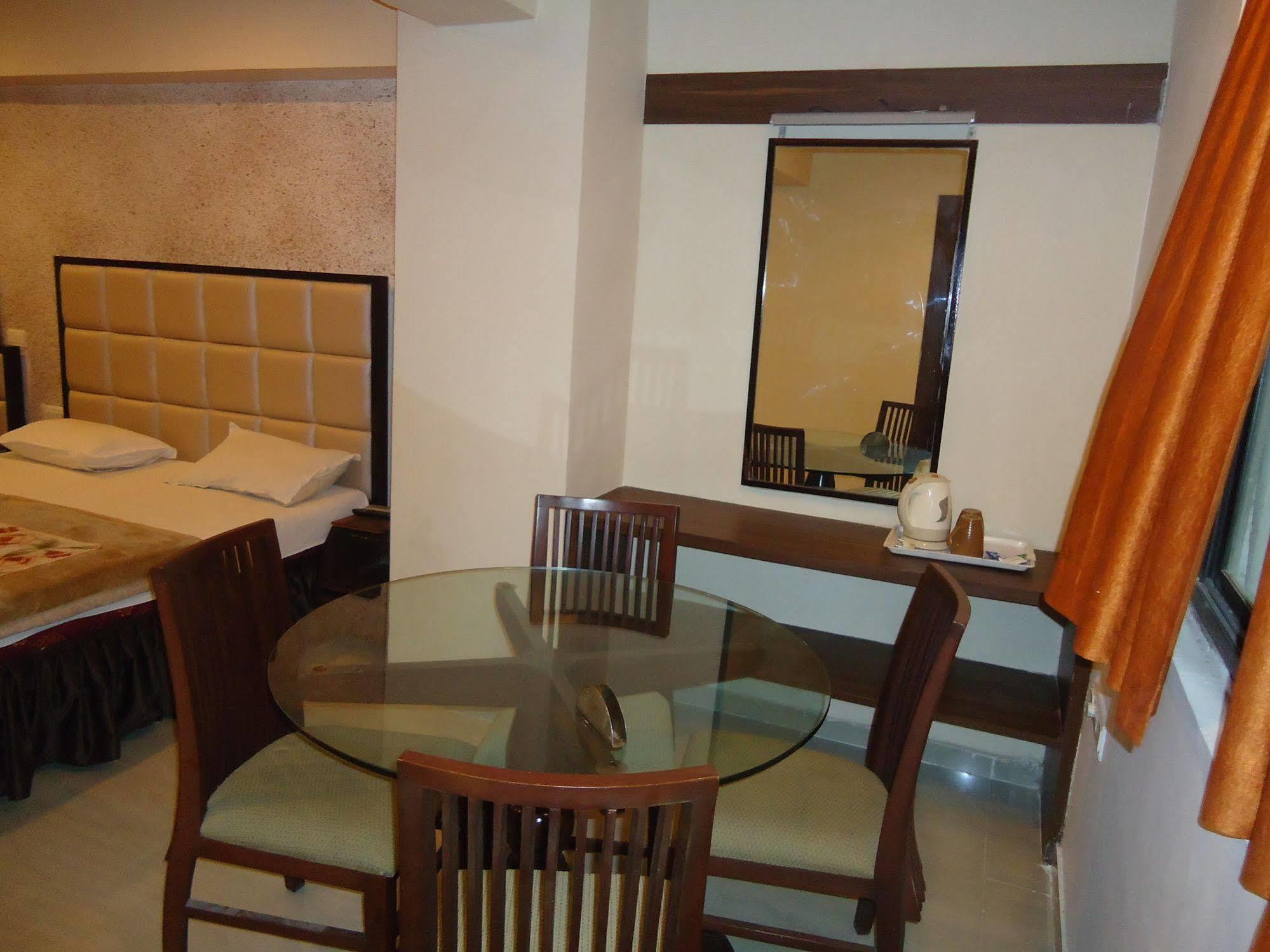 Hotel Maan Residency Satellite Road Ахмедабад Екстериор снимка