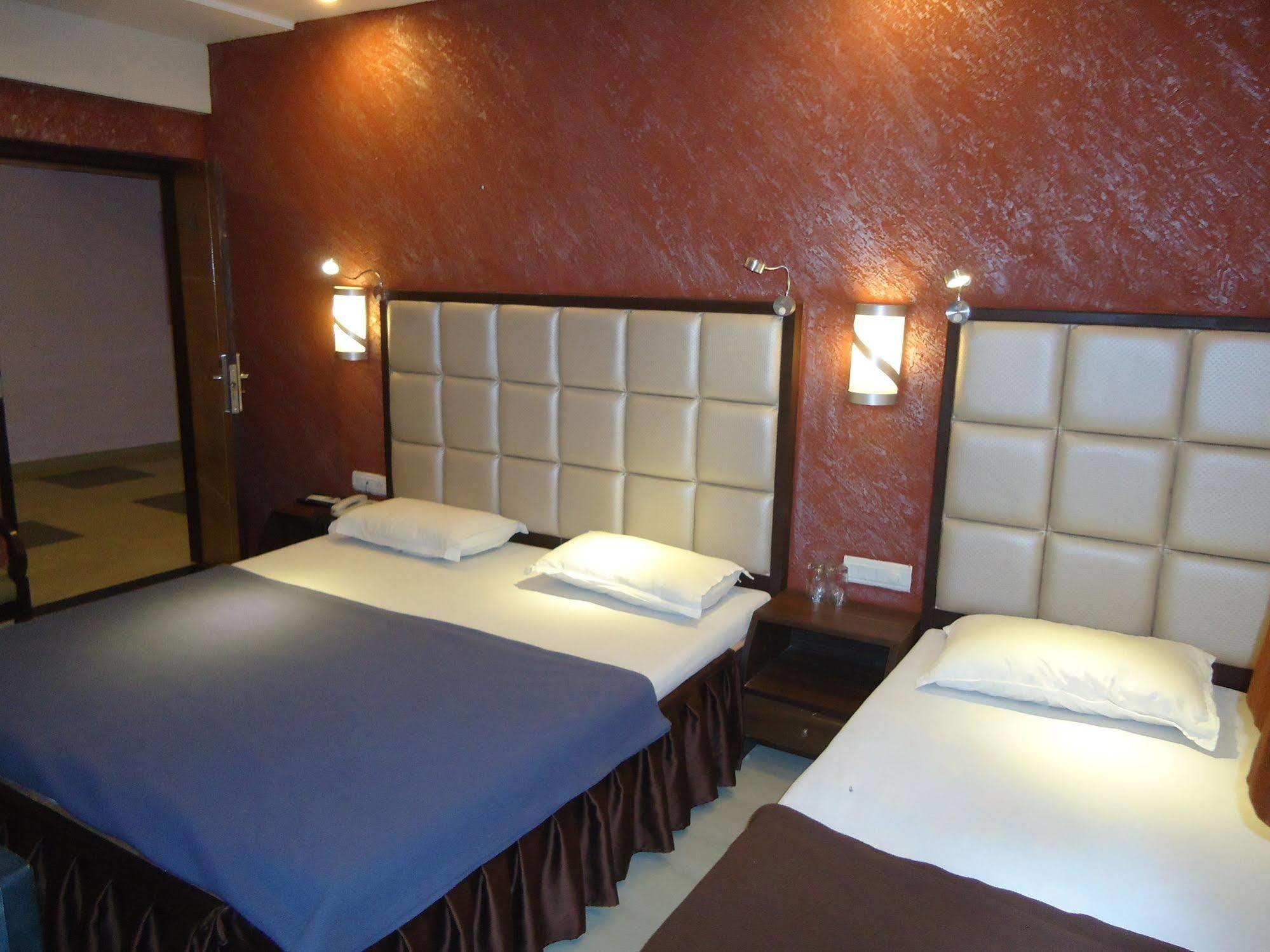 Hotel Maan Residency Satellite Road Ахмедабад Екстериор снимка