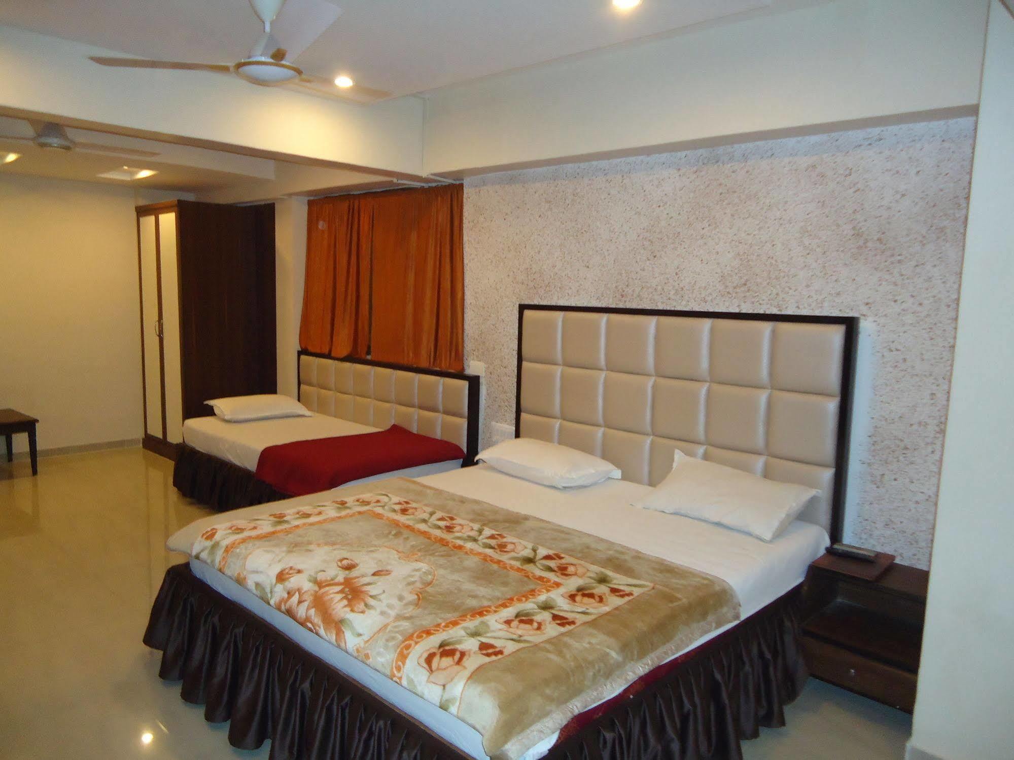Hotel Maan Residency Satellite Road Ахмедабад Екстериор снимка