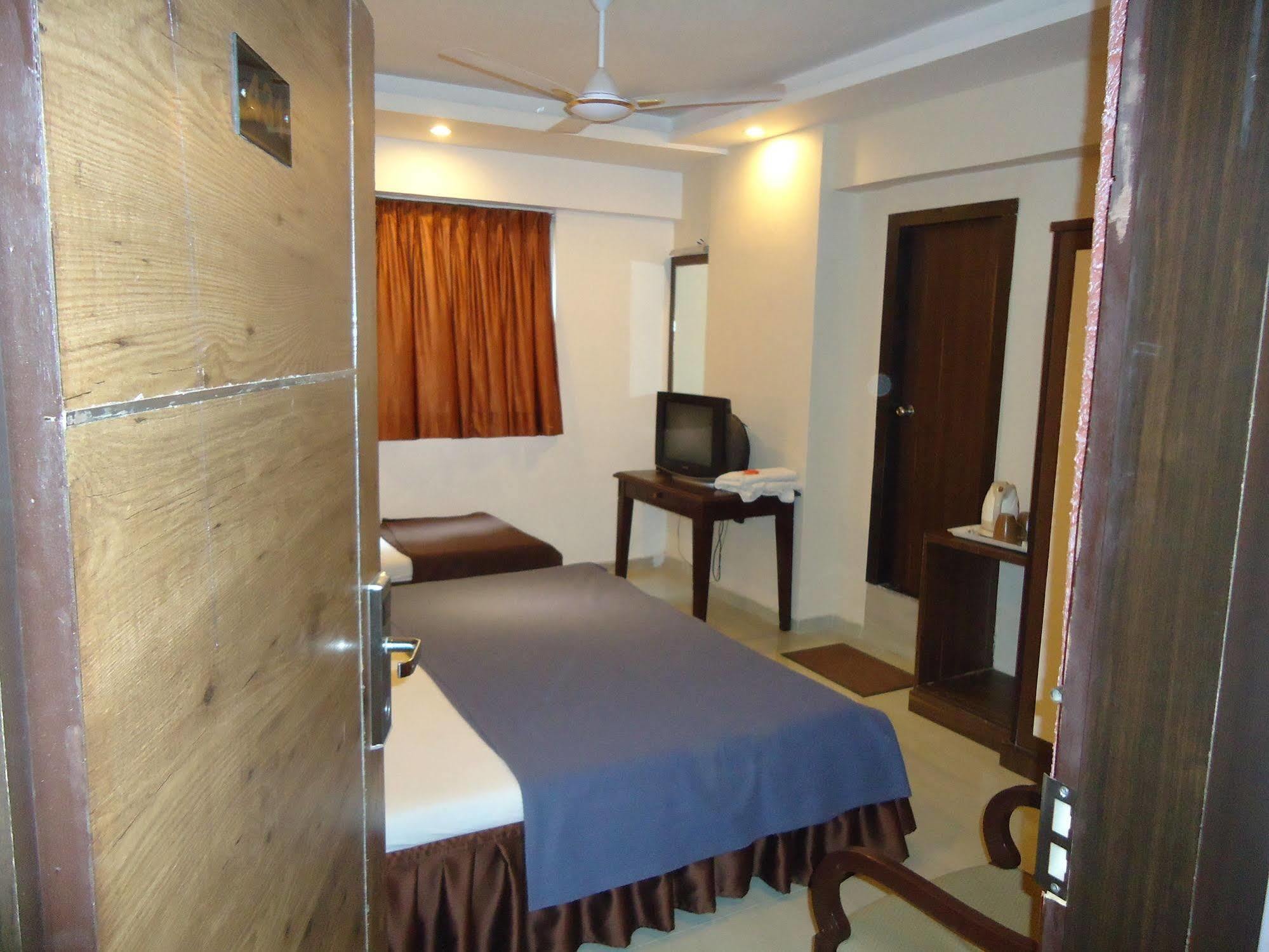 Hotel Maan Residency Satellite Road Ахмедабад Екстериор снимка