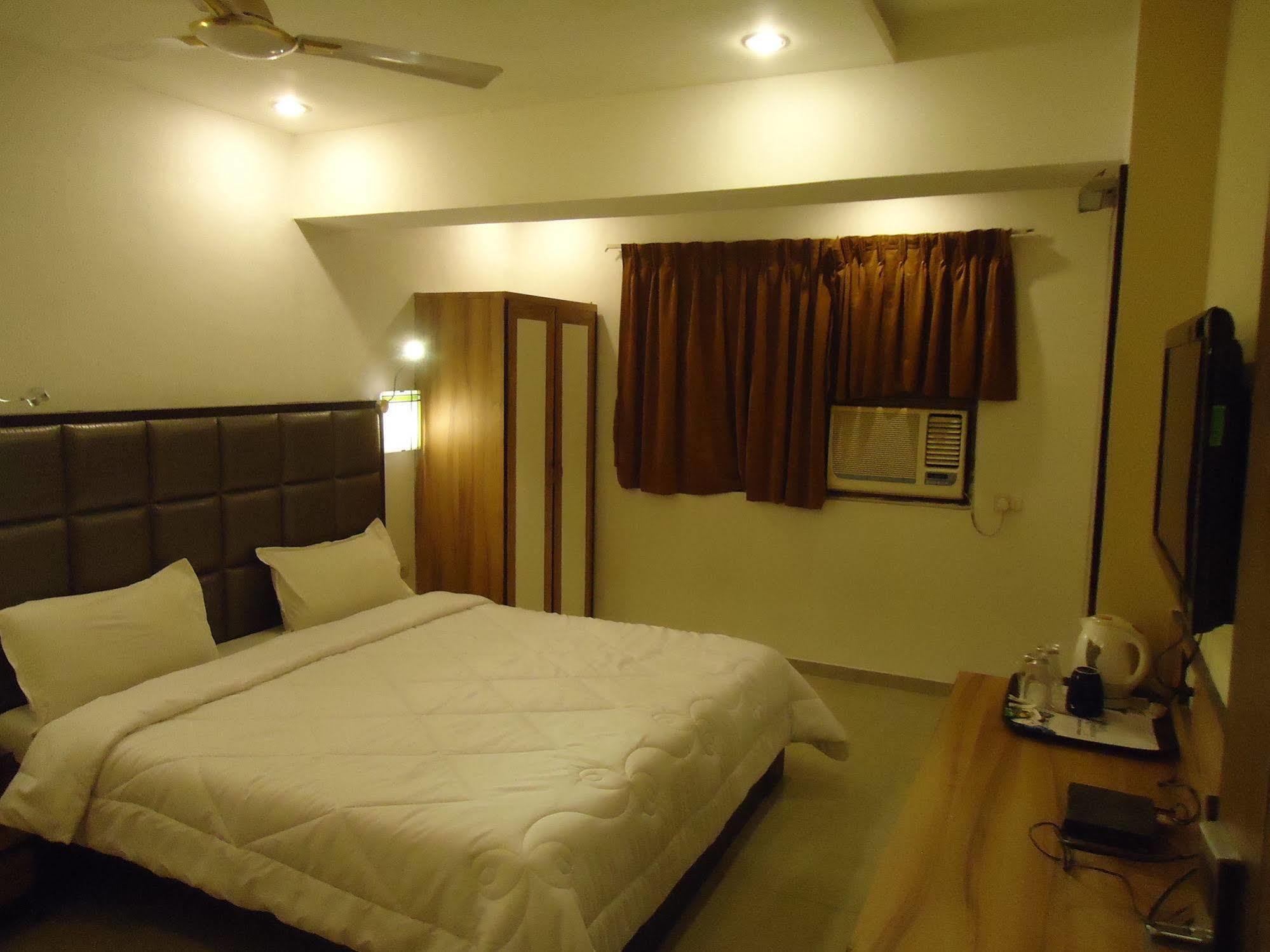 Hotel Maan Residency Satellite Road Ахмедабад Екстериор снимка